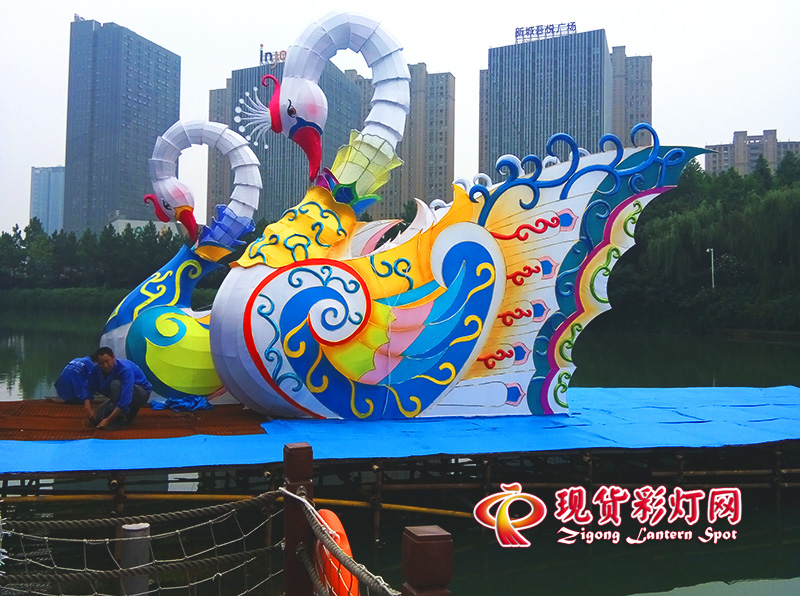 安裝在水面上的花燈和彩燈《天鵝》