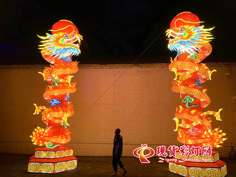 龍頭，龍爪子動(dòng)，嘴噴煙霧的龍抱柱彩燈